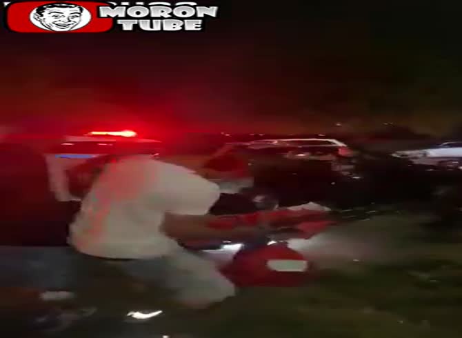 Video :Thug uses a folding chair to strike a police officer